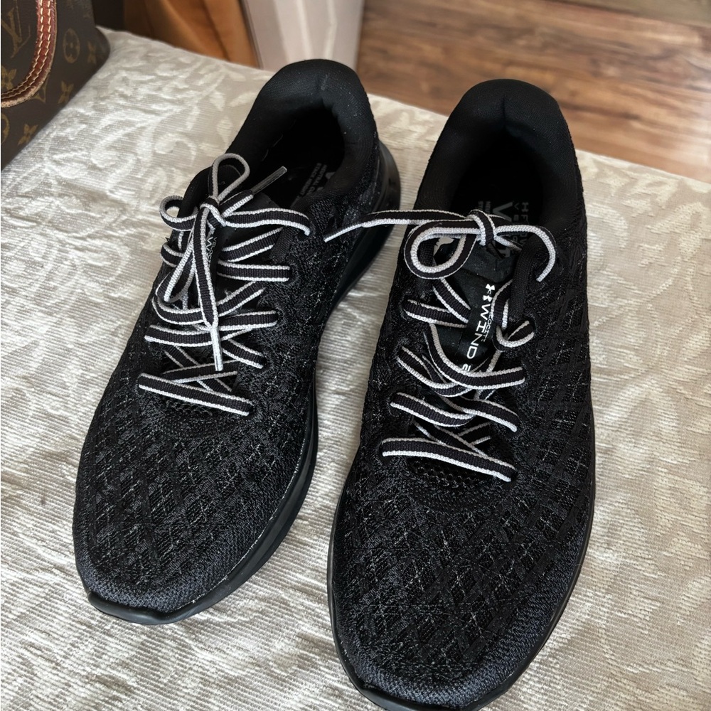 Under Armour Flow Velociti Wind 2 woman’s  Athletic Running Shoes Size 7.5 Black